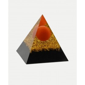 Piramide in orgonite con base in onice, trucioli in rame dorato e sfera in corniola