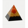 Piramide in orgonite con base in onice, trucioli in rame dorato e sfera in corniola