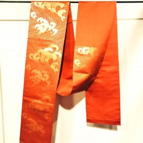 Obi giapponese in seta arancione con decorazione onde dorate